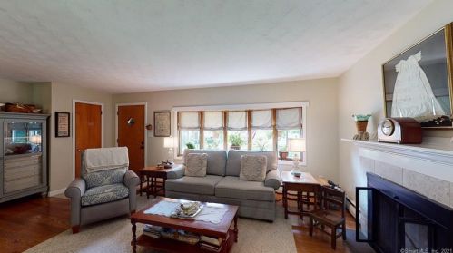 40 Gaylord Dr, Waterbury, CT 06708-2111