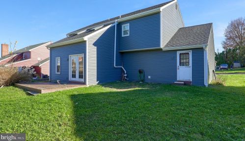 1551 Dunmore Dr, Lancaster PA  17602-1247 exterior