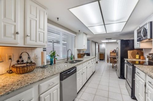 2049 Christie Ln, Carrollton TX 75007-3509 exterior