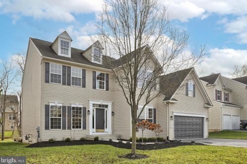2560 Carriage Ln, York, PA 17315-4695
