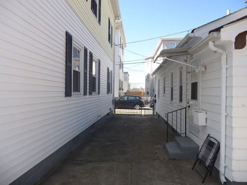 24 Piedmont St, Providence, RI 02909-1042