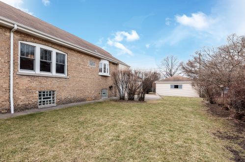 8530 Mansfield Ave, Morton Grove, IL 60053-3307