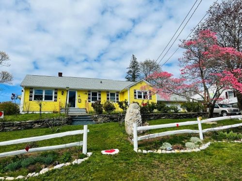 54 Durfee Rd, Tiverton, RI 02878-1612