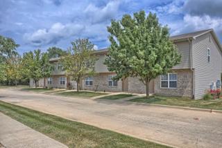 902 Newcastle Dr, Champaign IL  61822-1808 exterior