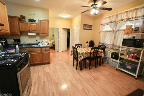522 9th St, Newark, NJ 07107-1906