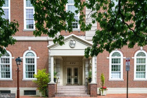 211 4th St, Philadelphia PA  19106-1801 exterior