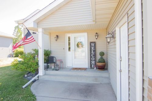 421 Woodhaven Ln, Mankato, MN 56001-5790