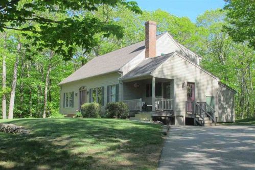 7 Rouleau Dr, Somersworth, NH 03878-2818