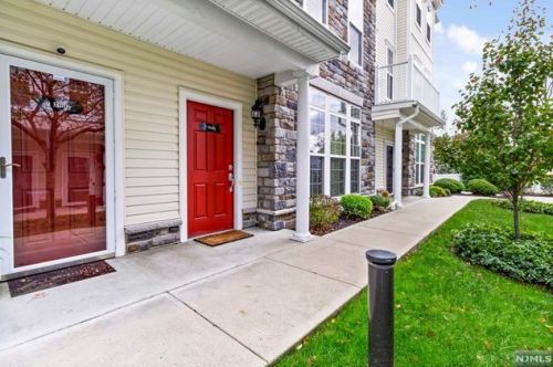 7 Holly Ln, Outwater, NJ 07026-3565