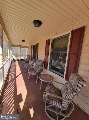 7501 Falkland Dr, Gainesville, VA 20155-1935