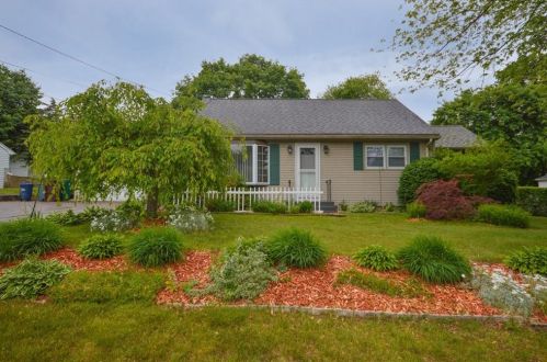 88 Madeleine Ave, Woonsocket, RI 02895-3947