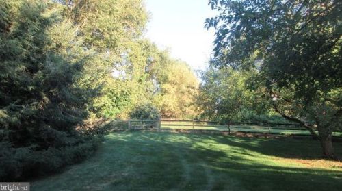 142 Bentley Ln, Lancaster PA  17603-6204 exterior