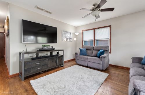 107 Hickory St, North Aurora, IL 60542-1338