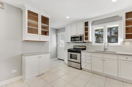 54 Naperville Rd, Willowbrook IL  60514-1021 exterior