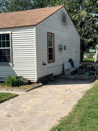 703 Baylor St, Nocona, TX 76255-1805