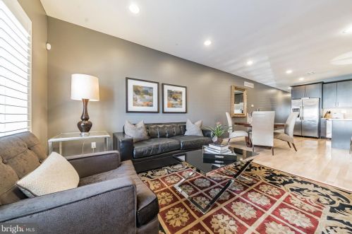 1542 Christian St, Philadelphia, PA 19146-2113