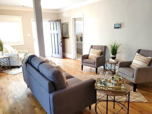 1737 Center Ave, Atlanta GA  30344-4703 exterior