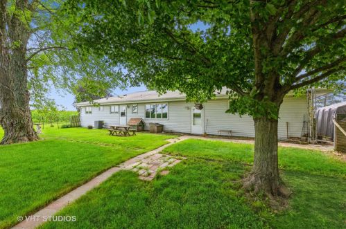 15354 Plank Rd, Sycamore IL  60178-8743 exterior