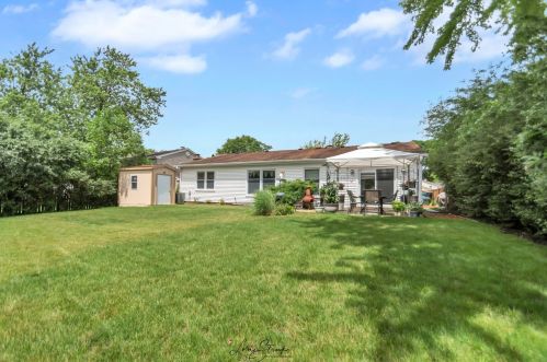 1405 Mill Creek Dr, Buffalo Grove, IL 60089-4218