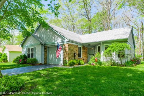 572 Petunia Ln, Lakehurst, NJ 08759-4318
