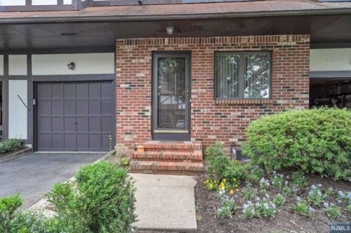 3 Aragon Ct, Trenton, NJ 08628-2232