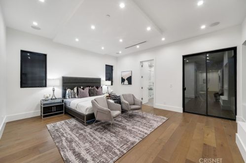 5128 Noble Ave, Van Nuys CA  91403-1376 exterior