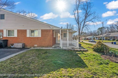 27 Cardinal St, Lakehurst, NJ 08759-5321