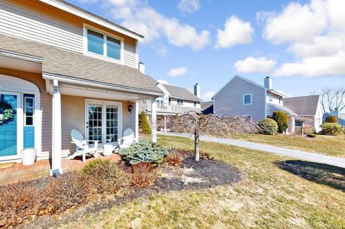 213 Corey Ln, Middletown, RI 02842-5659