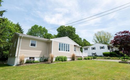 132 Kearns Ave, Tiverton, RI 02878-1526