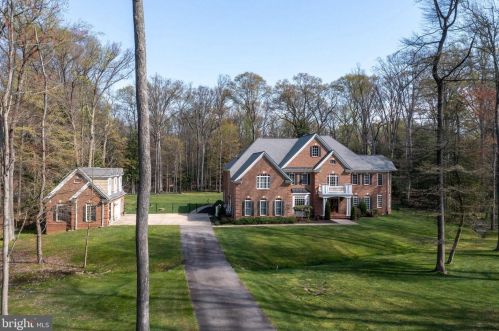 5816 Hallowing Dr, Lorton, VA 22079-4107