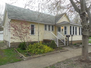 226 Locust St, Momence, IL 60954-1232
