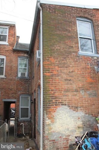 431 Strawberry St, Lancaster PA  17602-4464 exterior