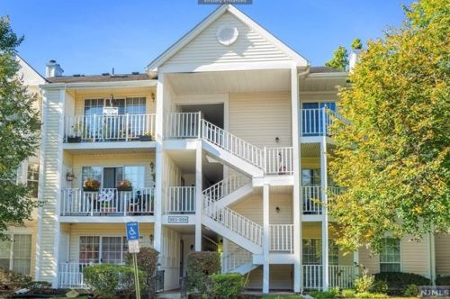 992 Boxwood Ct, Mahwah, NJ 07430-2346