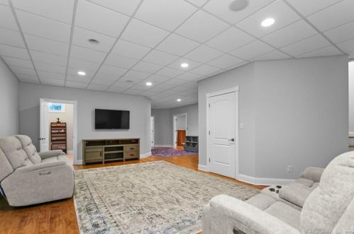 76 Mustang Dr, Upper Stepney CT  06468-1371 exterior