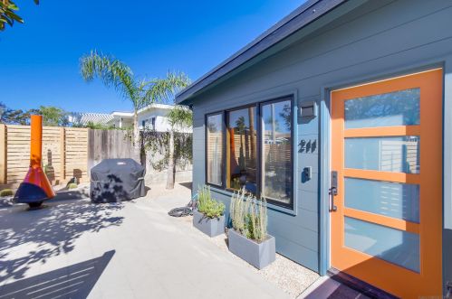 211 Delphinium St, Encinitas, CA 92024-3304