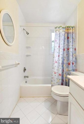 8421 Chippewa Rd, Philadelphia PA 19128-1206 exterior