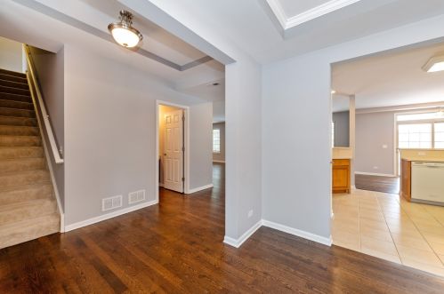 20 Beaconsfield Ct, Half Day, IL 60069-2905