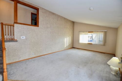 1514 Amarillo Dr, Carpentersville, IL 60110-1527
