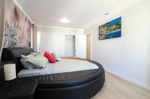 2314 Bristol St, Santa Ana CA  92704-5721 exterior