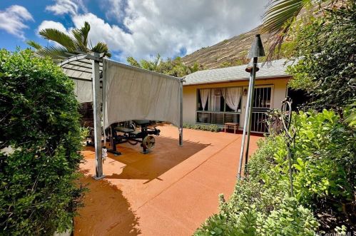 636 Ainapo St, Honolulu, HI 96825-1042