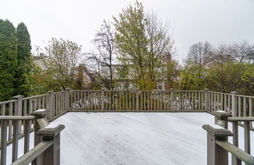 984 Thompson Blvd, Buffalo Grove IL  60089-1018 exterior