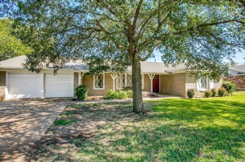 901 Raintree Rd, Fort Worth, TX 76103-1132