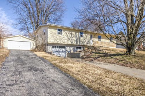 11307 Old Saint Charles Rd, Hazelwood, MO 63044-3144