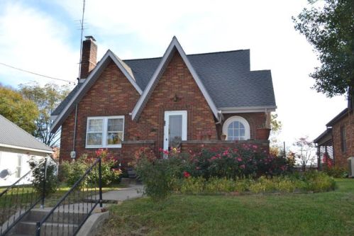 19 7th St, Albion, IL 62806-1040