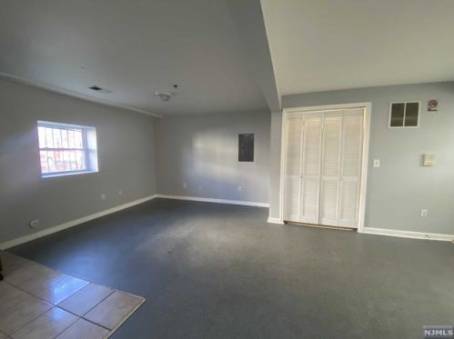 70 Montclair Ave, Newark NJ  07104-3513 exterior