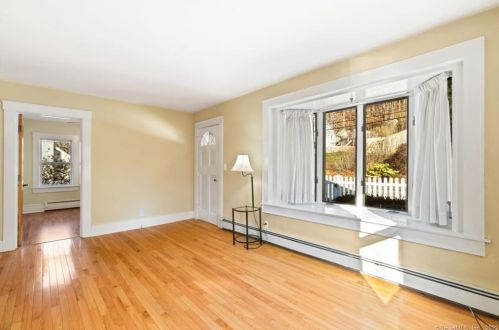 72 Flanders Rd, Niantic CT  06357-1525 exterior
