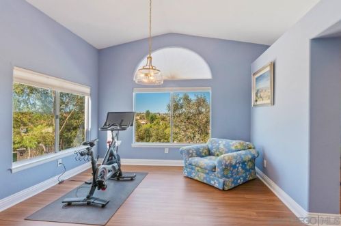 1597 Parkview Dr, Vista CA  92081-8750 exterior