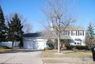 4 Hidden Pond Ln, Holmdel Village, NJ 07733-1058