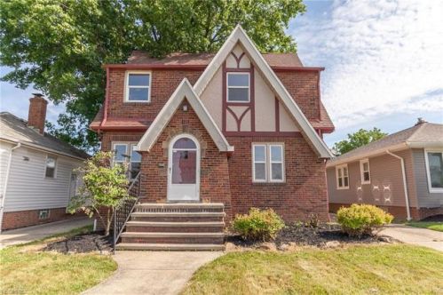 6202 Pelham Dr, Cleveland, OH 44129-4642