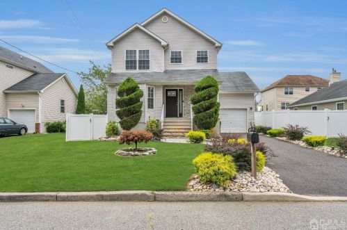 8 Naples Ave, Cliffwood, NJ 07721-1316
